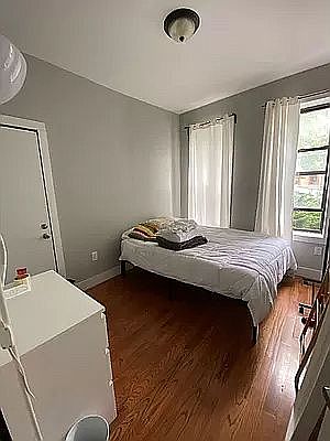4th image of 186 Stockholm St APT 1L