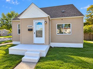 22447 Oaklane St, Warren, MI 48089