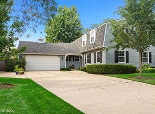 422 E Mill Valley Rd, Palatine, IL 60074