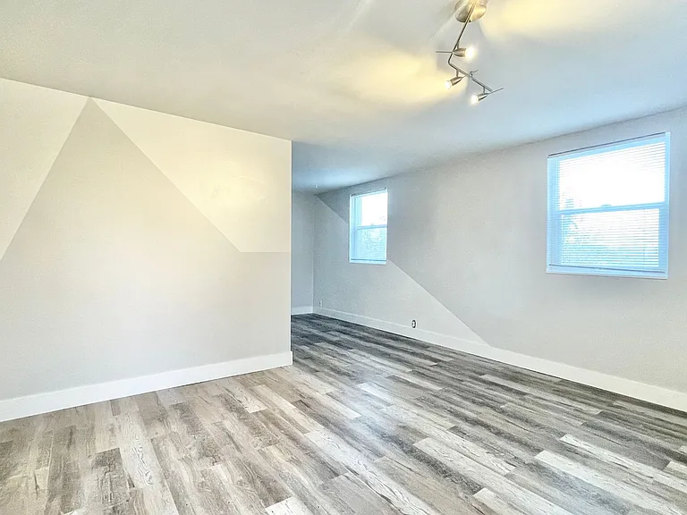 415 N Main St — Photo 4