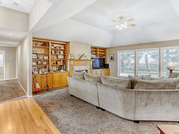 5th image of 616 NW Pacific Grove Dr