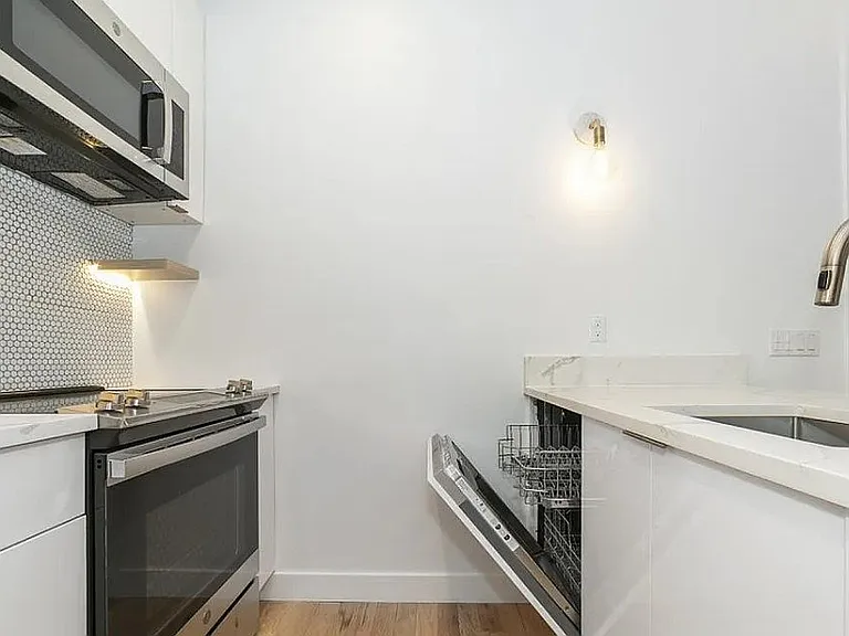 150 Eagle St #3R — Photo 3