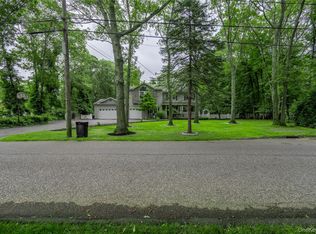 21 Locust Avenue S, Medford, NY 11763