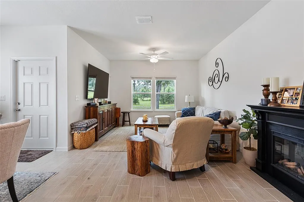 3 bed, 2.5 bath, 1820 sqft, $1,995 — Photo 4