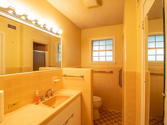 5th image of 302 Glenmore Dr