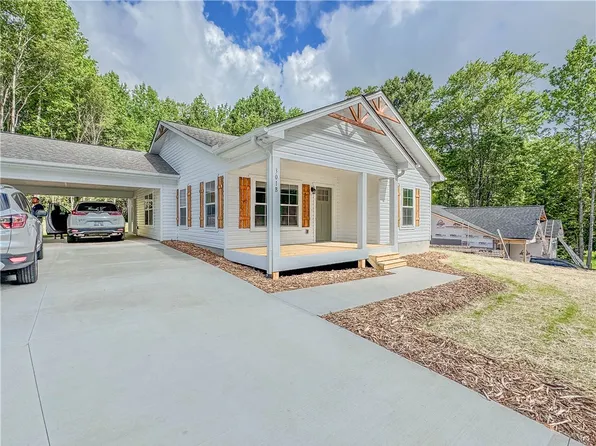 301B Shadybrook Dr, Walhalla, SC 29691