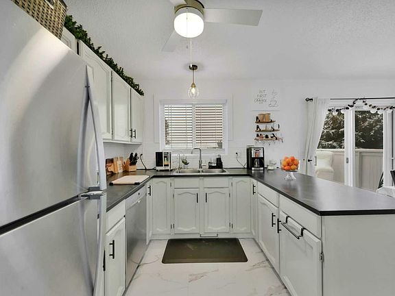 3rd image of 21 Westview Cres