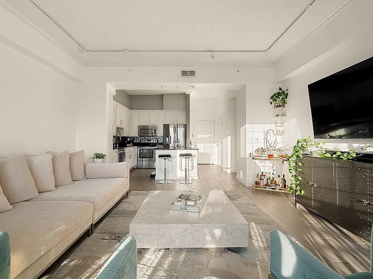 3225 Turtle Creek Blvd #814 — Photo 4
