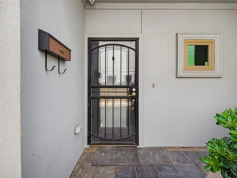 1107 Saint Charles St — Photo 2