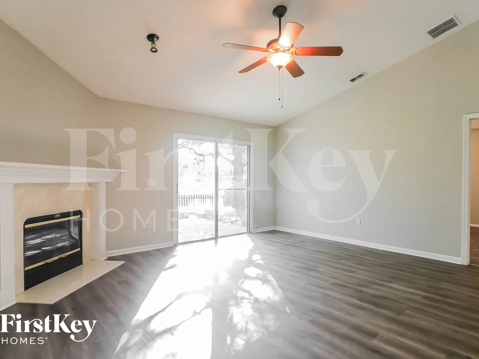 3 bed, 2.0 bath, 1594 sqft, $2,015 — Photo 3