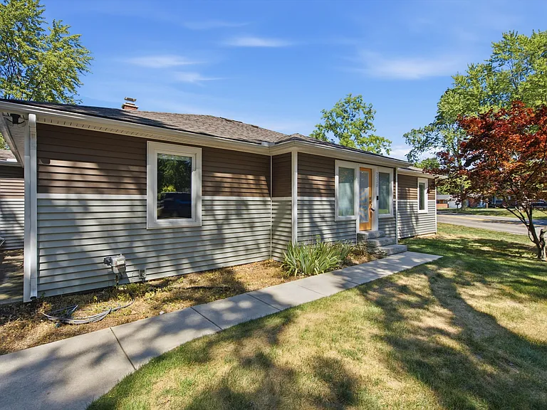 2200 S Long Lake Rd — Photo 44