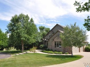 8001 E Oakmont Pl, Sioux Falls, SD 57110