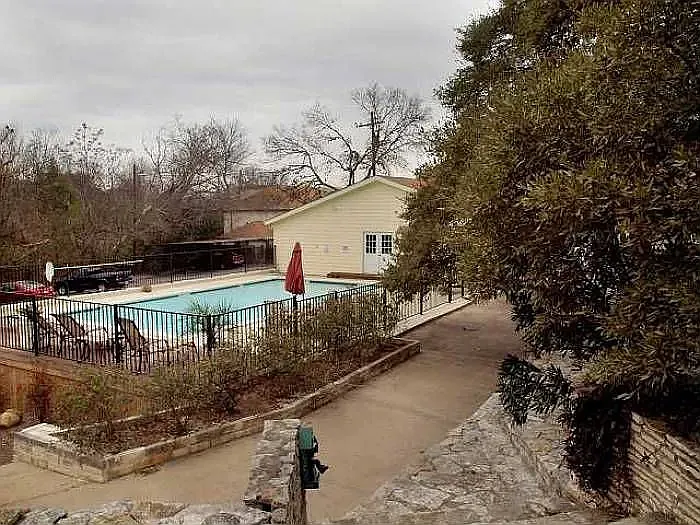 3 bed, 1280 sqft, $1,200 — Photo 2