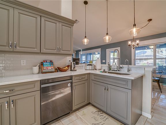 3rd image of 915 NW 5th Pl
