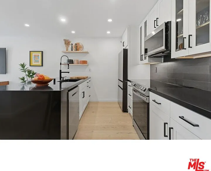 2 bed, 2.0 bath, 990 sqft, $4,300 — Photo 3