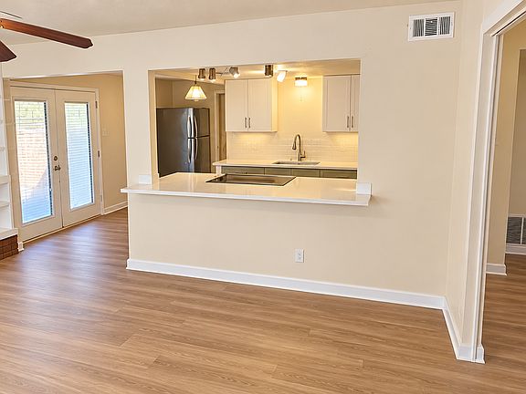 3rd image of 8449 Freeport Dr