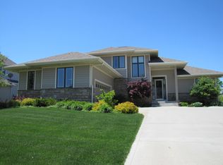 6104 NW 97th St, Johnston, IA 50131