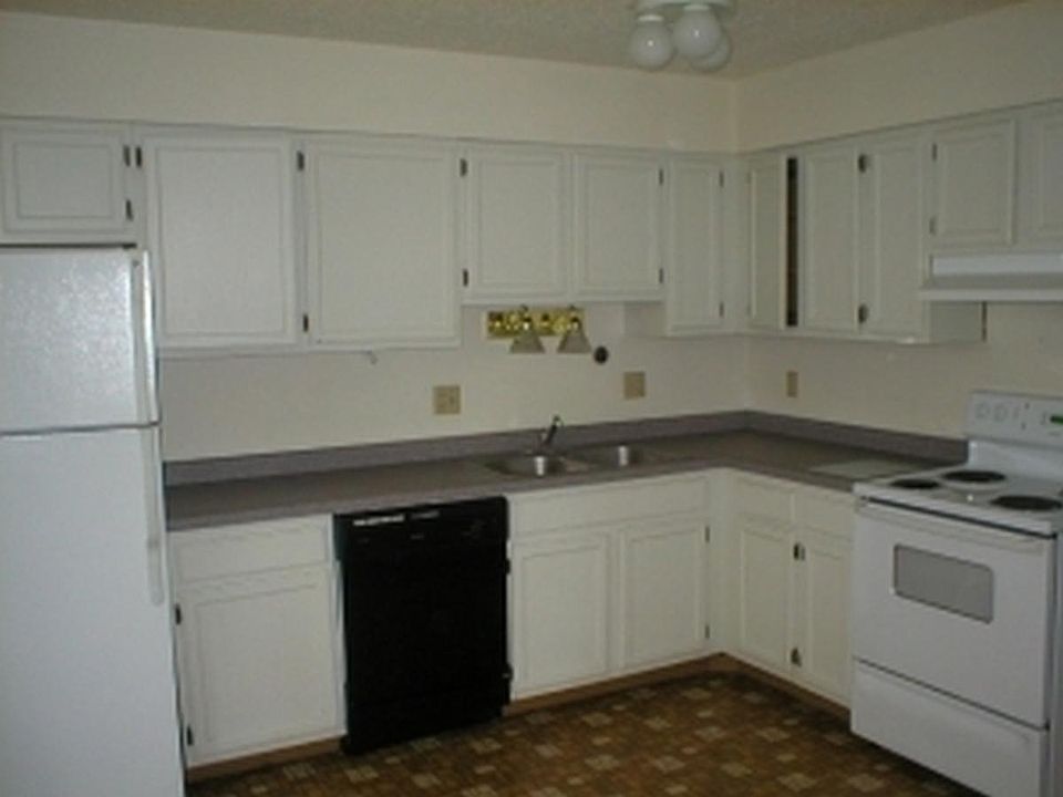 2nd image of 510 S Van Buren St #3