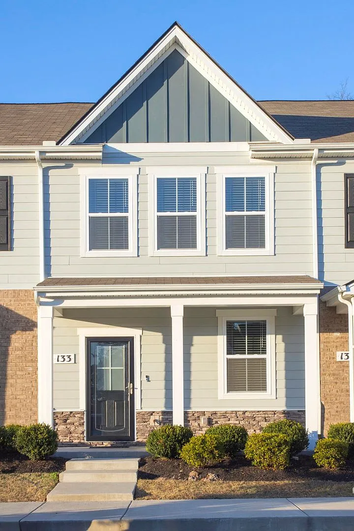 Newer Beautiful 3 Bed 2.5 Bath! — Photo 1