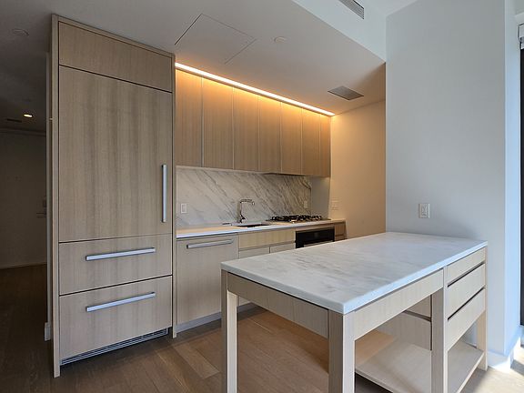 5th image of 500 W 45th St #528
