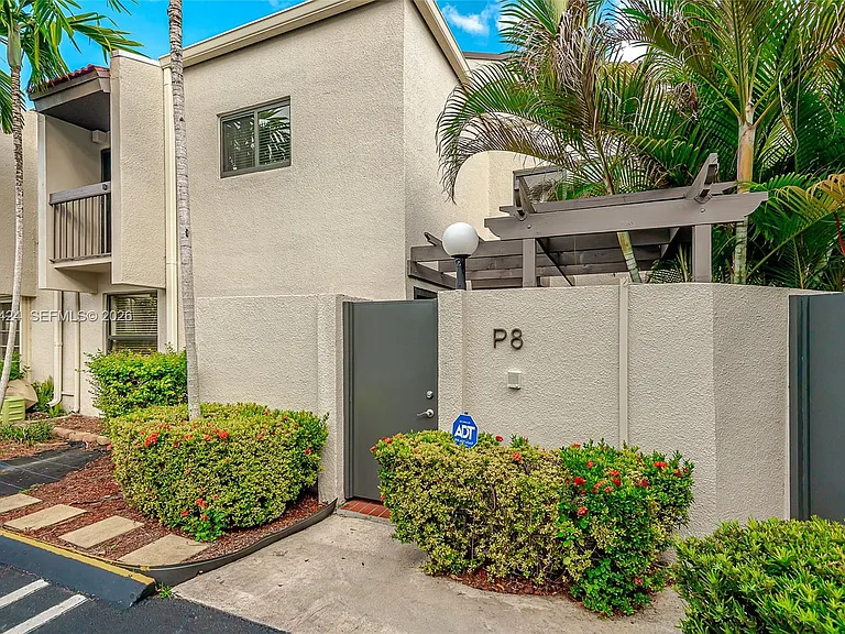 4700 SW 67th Ave #P8 — Photo 1