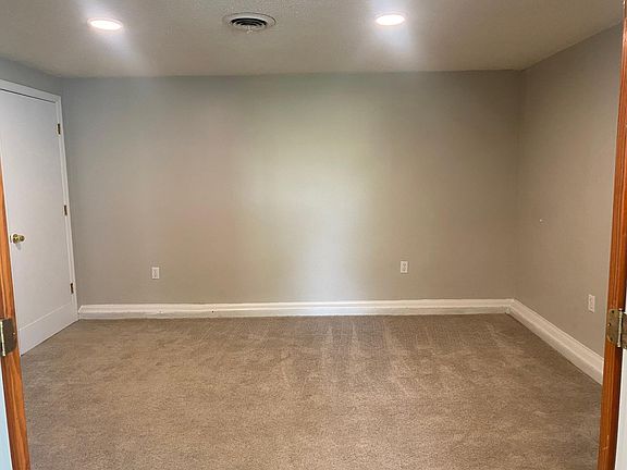 5th image of 3439 Davis Cir NW #B
