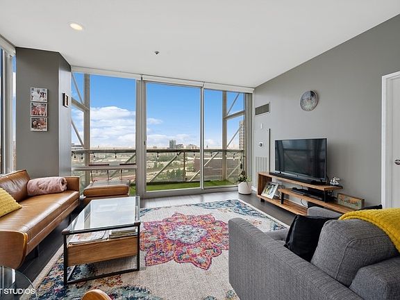4th image of 653 N Kingsbury St APT 1401