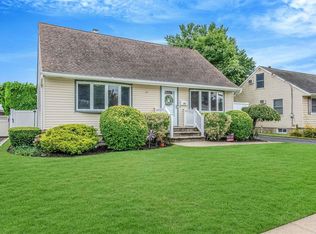 608 Bermuda Rd, West Babylon, NY 11704