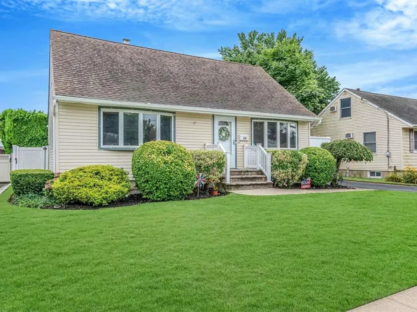 608 Bermuda Road, West Babylon, NY 11704
