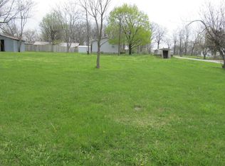 520 S B St, Seymour, MO 65746