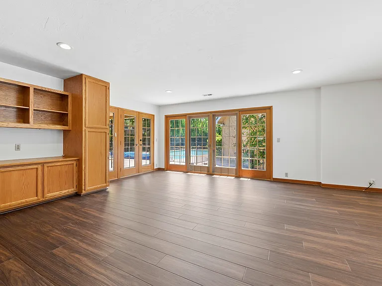 1825 White Oak Dr — Photo 15