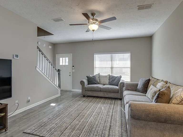 2110 Oak Dr — Photo 4