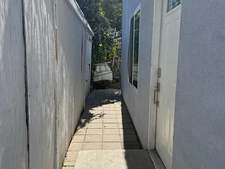 1418 Hewitt St — Photo 1
