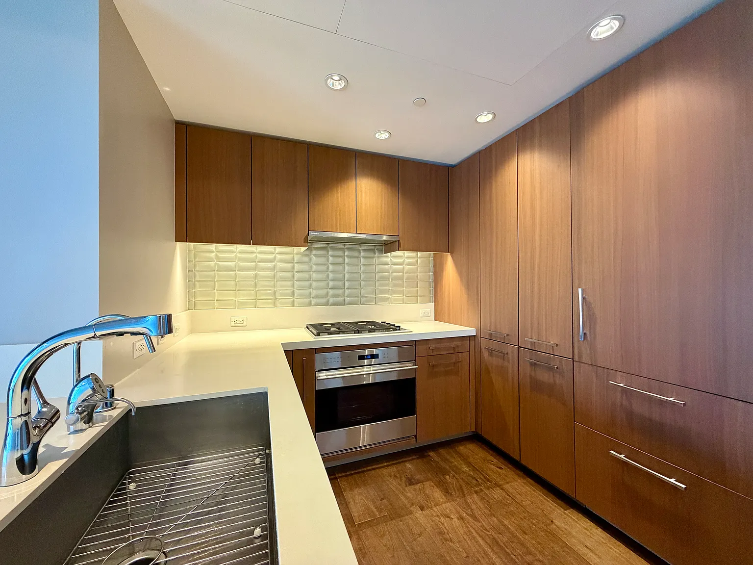 1 bed, 881 sqft, $4,200 — Photo 3