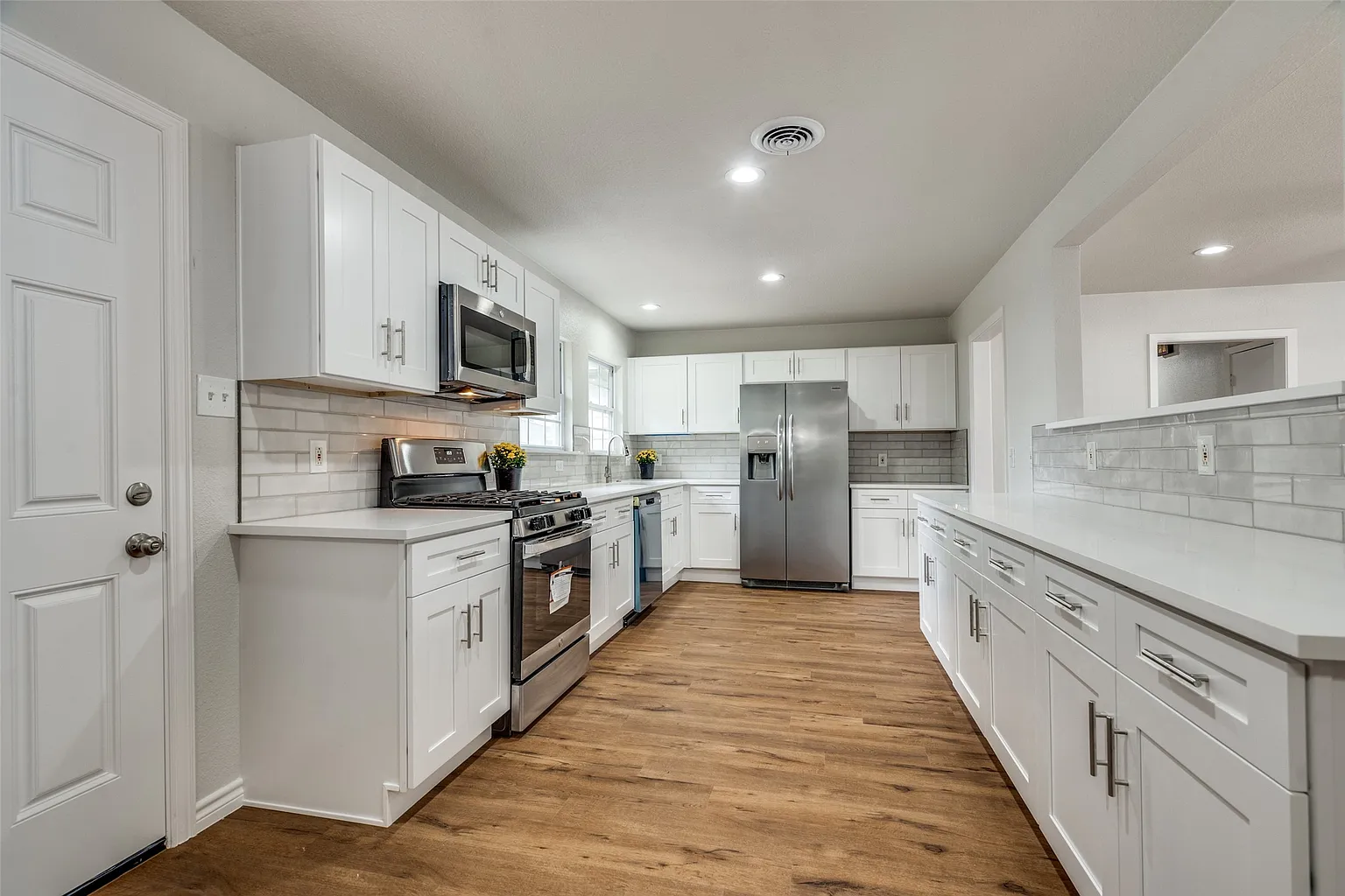 213 E Ridgewood Dr photo 1