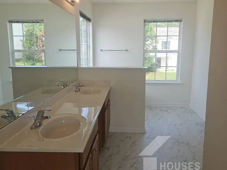 213 Worcester Ln — Photo 19