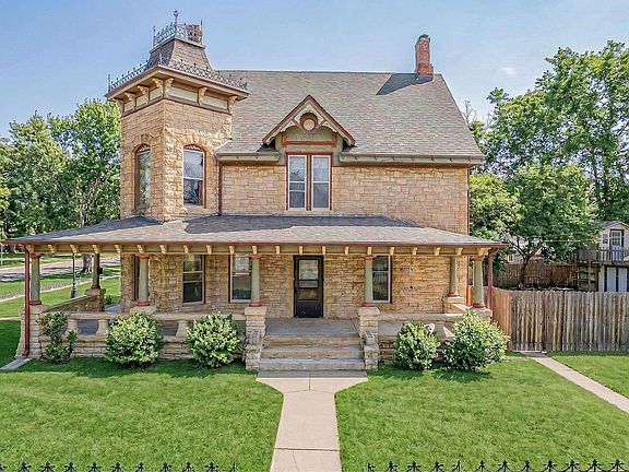 2nd image of 237 W 3rd St