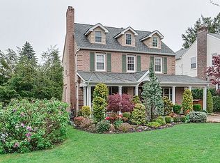 33 Upland Rd, Great Neck, NY 11020