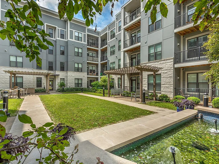 Mayfair Reserve — Photo 20