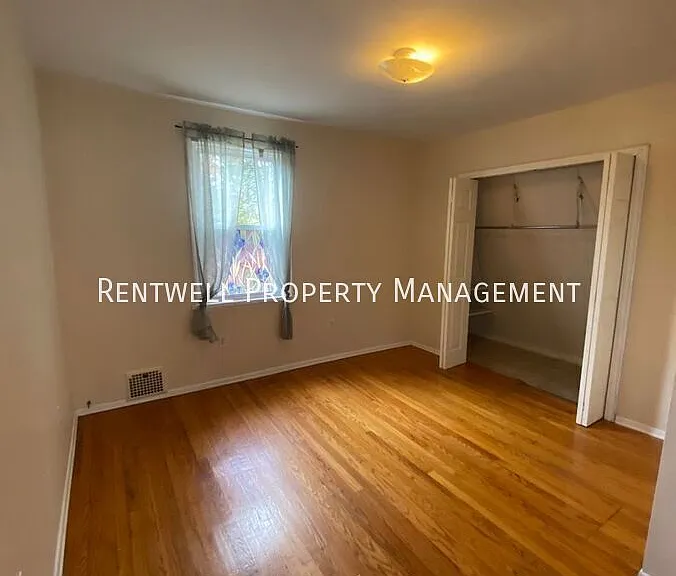 2083 Plainview Ave — Photo 15