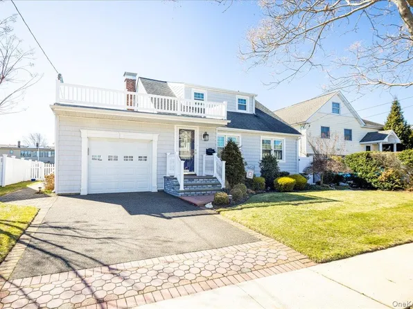 34 Jackson Place, Massapequa, NY 11758