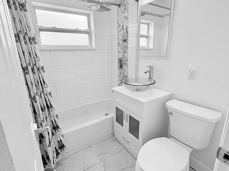 1557 Robinson Dr N — Photo 24