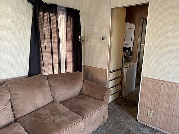 4th image of 520 W Clam Cir