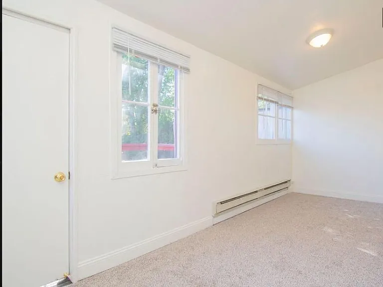 240 College Ct — Photo 8