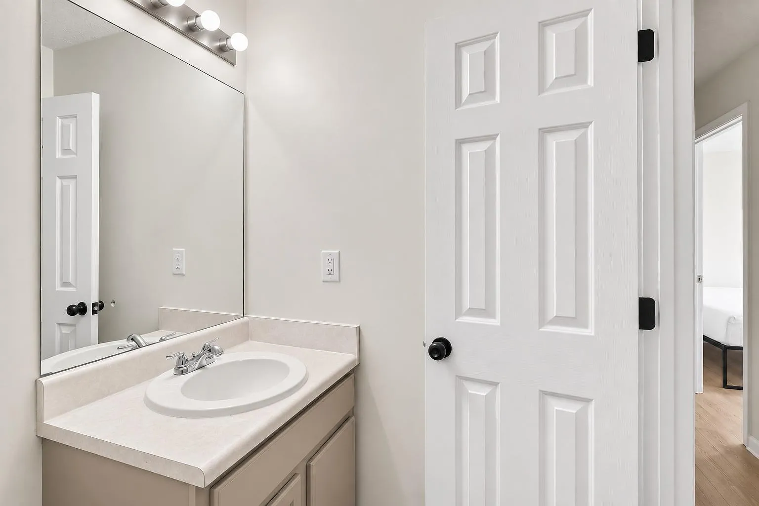 4 bed, 3.0 bath, 2200 sqft, $802 — Photo 3