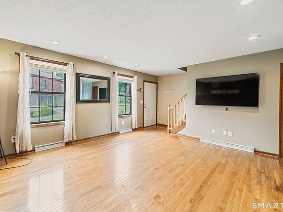 4th image of 33 Bay Path Way #33