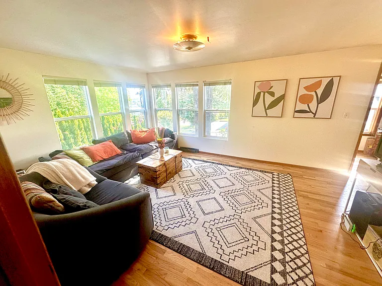 4411 Williams Ave W — Photo 2