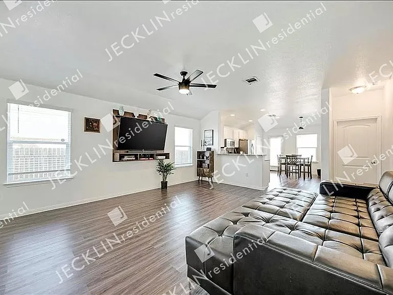 105 Kleberg Ct — Photo 5