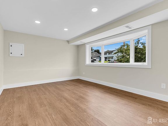3rd image of 104 Southwood Dr