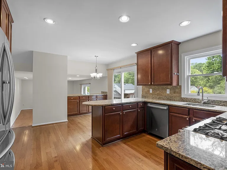1119 Halesworth Dr — Photo 11